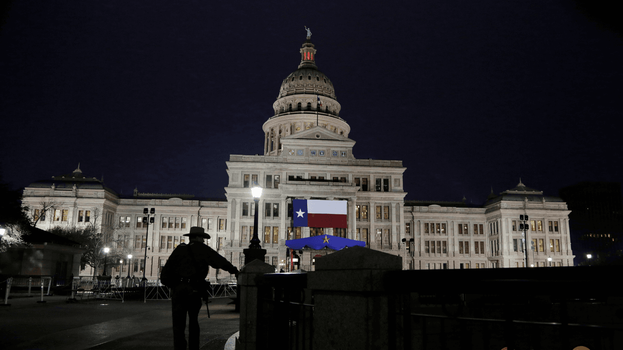 Aprueban ley que va contra el tráfico de inmigrantes y ‘casas escondite’ en Texas