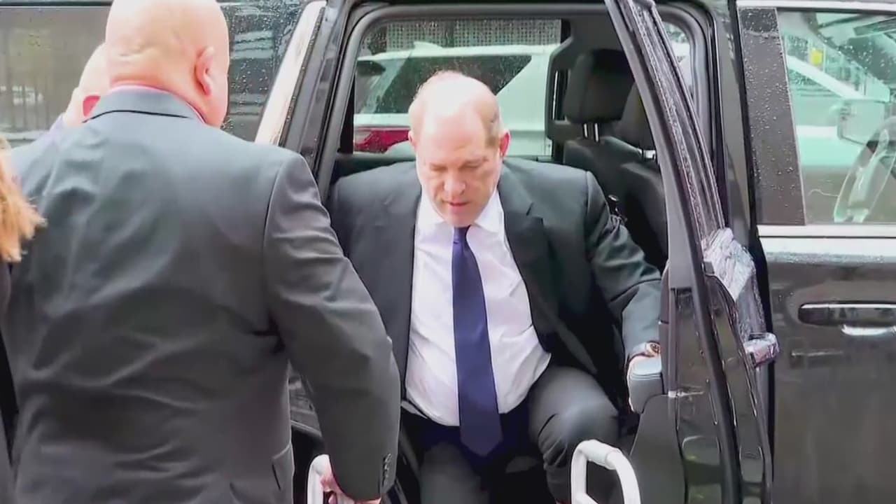 El exproductor de cine Harvey Weinstein es sentenciado a 15 años por un caso de abuso sexual