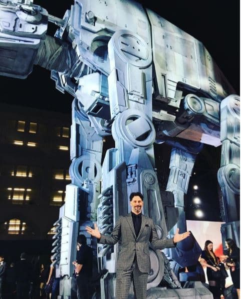 Sofía Vergara compartió en su Instagram algunas imágenes del estreno de la última cinta de la saga, 'The Last Jedi', como esta donde se ve a su esposo posando en la alfombra roja frente a un AT-AT.