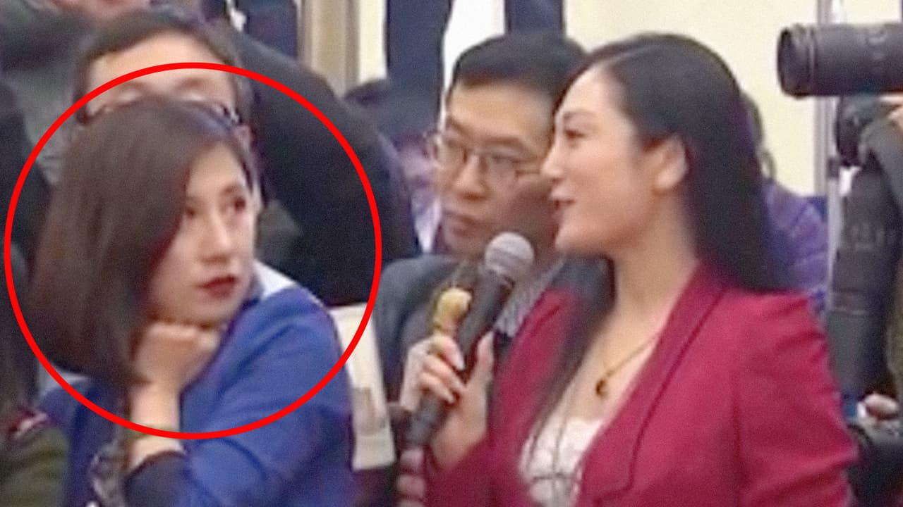 Ella miró con desprecio a su colega sin saber que millones la estaban viendo en vivo y ahora enfrenta las consecuencias