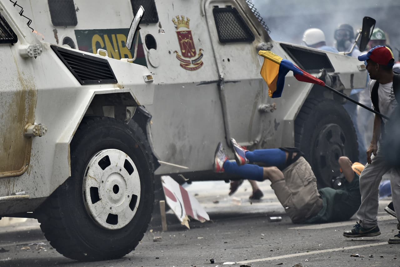 Una tanqueta de la Guardia Nacional atropelló a un grupo de manifestantes. 3 de mayo de 2017.