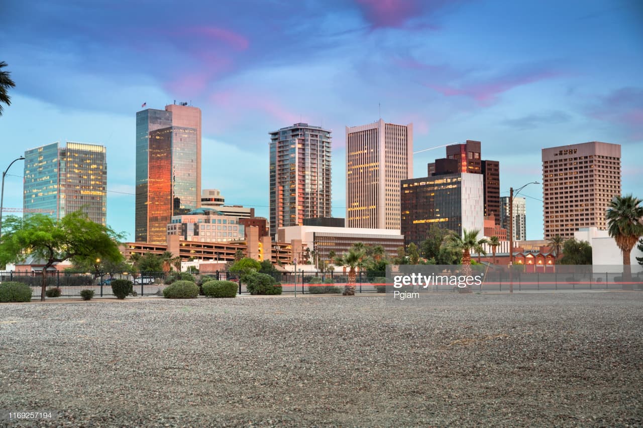 En las calles cerca de Roosevelt puede encontrar espacios que ofrecen a los visitantes de Phoenix la oportunidad de ver gallerías de arte de famosos artistas locales. 
<br>
<b> </b>