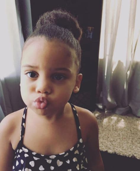 También es fotogénica y le encantan las tomas lanzando besos.