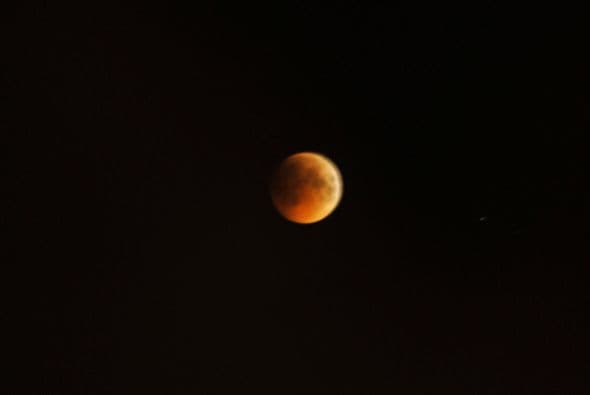 La gente que vive en México, podrá comenzar a ver el eclipse a su medianoche. Los que vivan en el oeste de Estados Unidos podrán empezar a verlo más temprano. Argentinos, mexicanos, colombianos, cubanos, centroamericanos podrán disfrutar del eclipse total de Luna. Cada cual en su horario nacional, pero como dura bastante en cualquier momento que te levantes durante esa hora que estará eclipsada podrás ver el hermoso espectáculo.