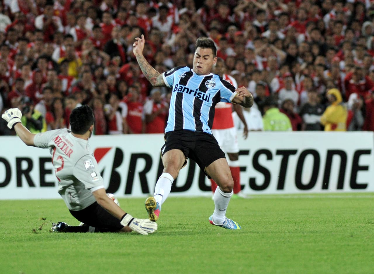 Fue enviado en préstamo para reforzar al Gremio, donde durante un año marcó 11 goles.