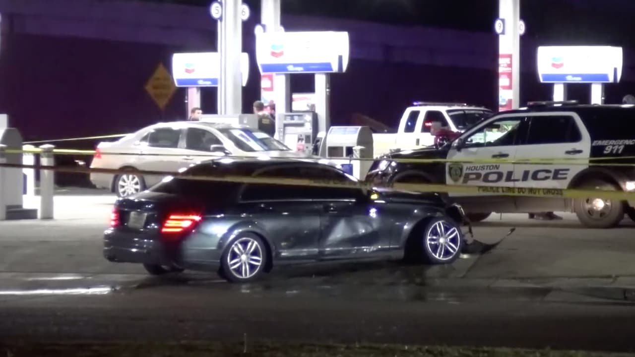 El sospechoso estrelló el vehículo, salió corriendo, se subió al automóvil de una mujer que ponía gasolina en su carro los oficiales vieron que el hombre tenía un arma, le ordenaron que la soltara pero él se rehusó.