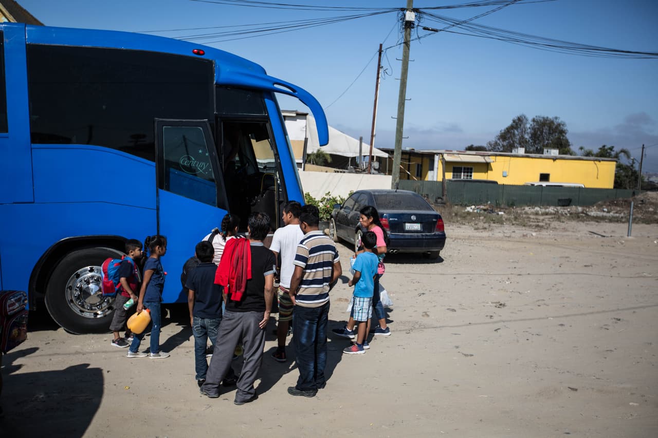 Un grupo de migrantes bajo el programa de 'Retorno a México' 
<b><a href="https://www.univision.com/noticias/inmigracion/en-buses-o-en-vuelos-pagados-por-trump-la-angustia-lleva-a-los-centroamericanos-que-esperan-en-mexico-a-devolverse-a-sus-paises">espera para subirse al autobús que les llevará de regreso a su país</a></b>, Guatemala. Un número creciente de centroamericanos están regresando a sus lugares de origen exhaustos por las largas esperas en México como consecuencia de este plan implementado por la administración Trump desde enero. Para sus primeras cortes, 
<b>los últimos que retornaron a Tijuana contaron que tienen que quedarse en México entre seis y nueve meses más.</b>