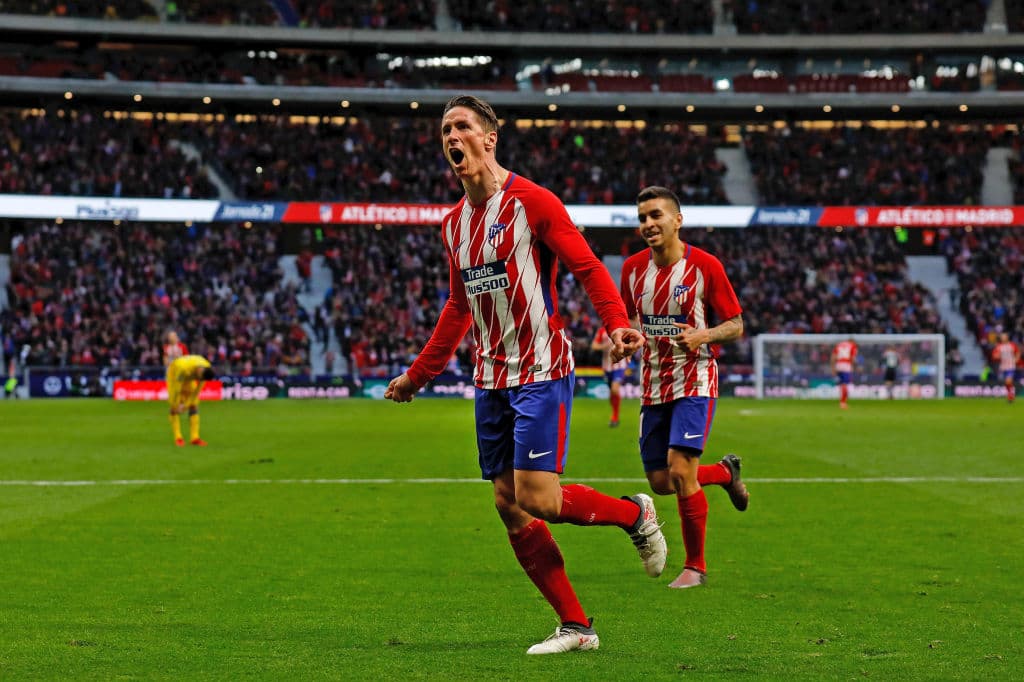 Fernando Torres. Amado por la afición colchonera. Repudiado por la afición del Liverpool tras irse al Chelsea que le ofreció un mejor salario.