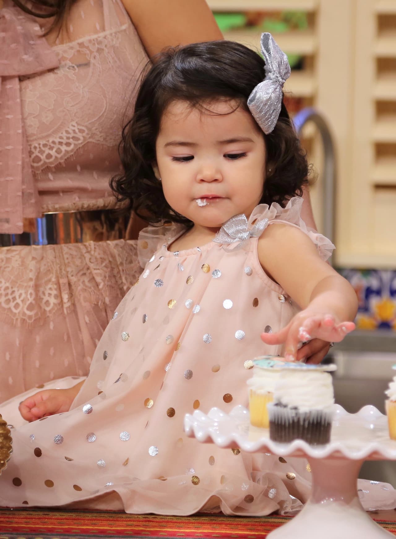 ¿Quién puede resistirse a darle una probadita a un pastel (cake)? A Baby Giuletta simplemente le encanta hacerlo.