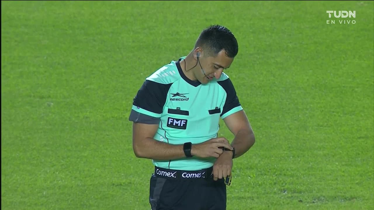 Arranca el partido y la pelota está en juego.