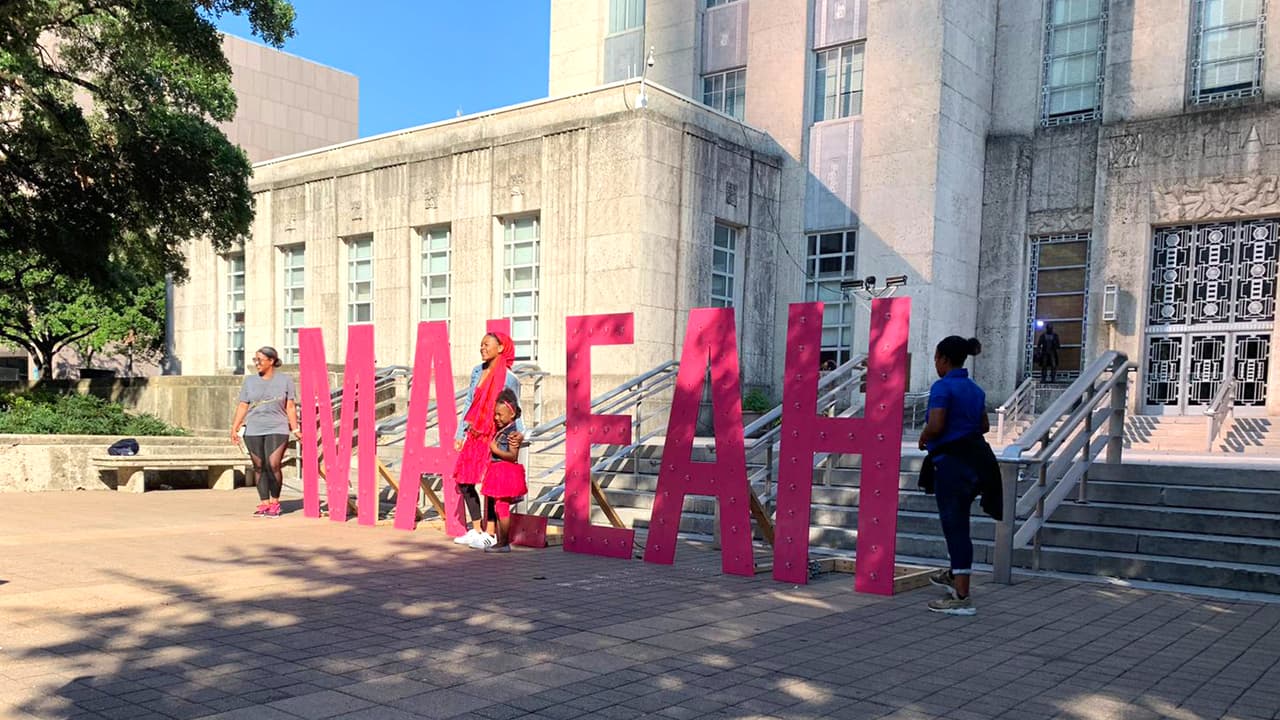 Un enorme letrero de color rosa con el nombre de Maleah fue instalado cerca a las escalinatas de la alcaldía de Houston.