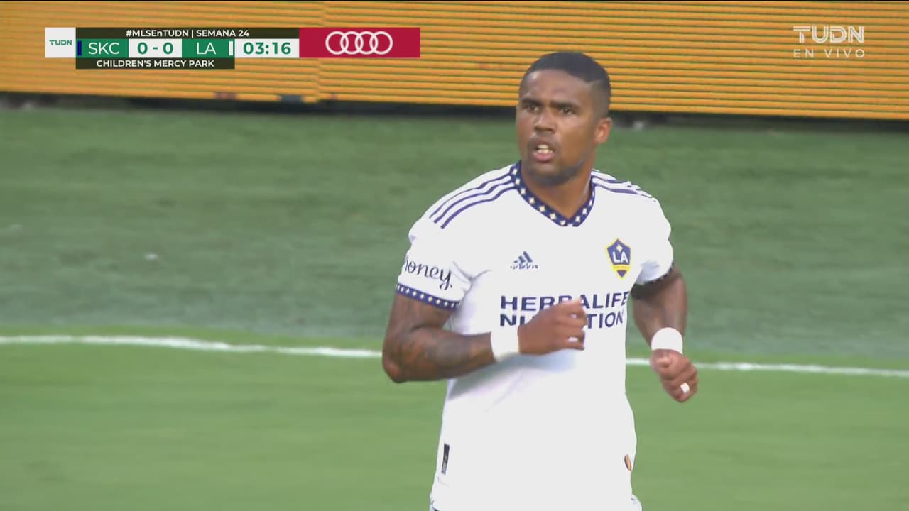 Douglas Costa intenta el gol olímpico sin el final deseado