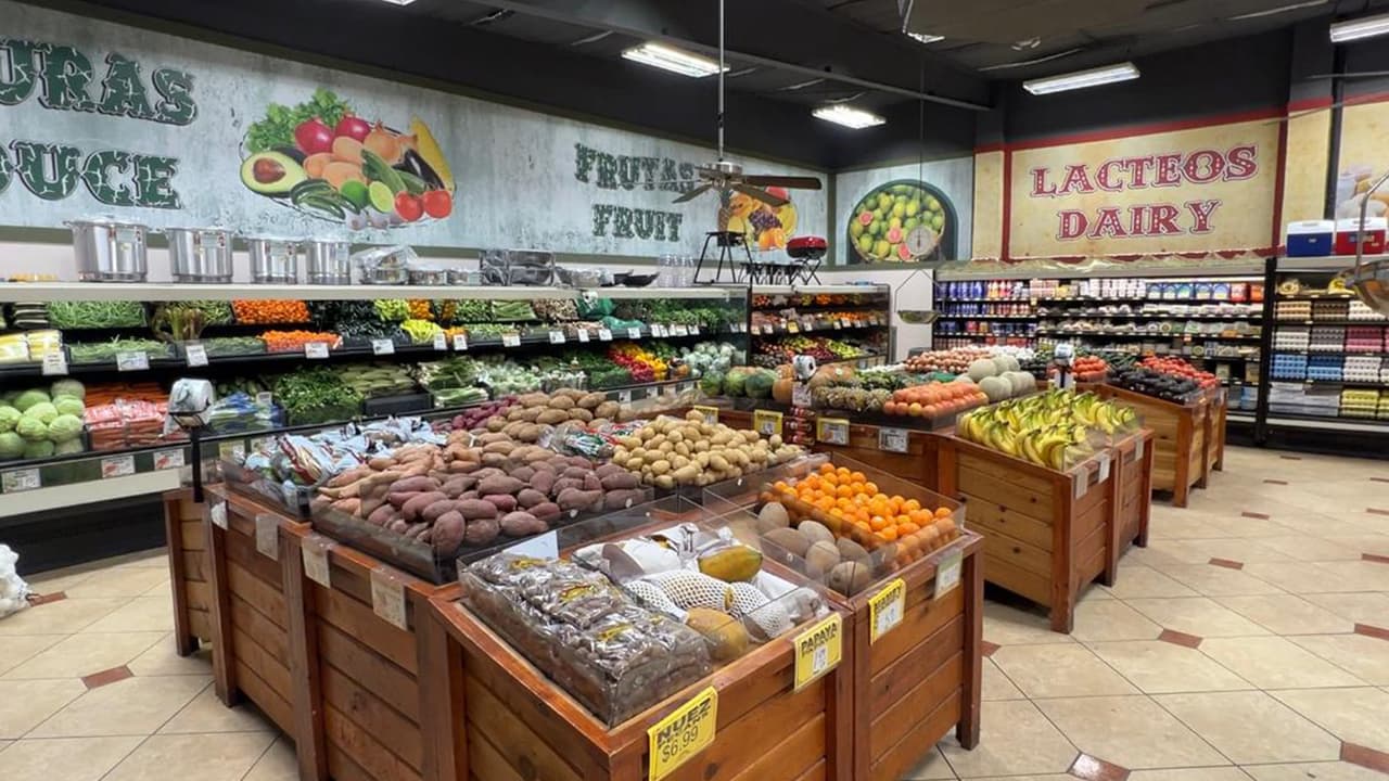 Una familia de cuatro miembros que recibía $939 al mes para comprar alimentos básicos,
<b> a partir del mes de marzo recibirá 500 dólares.</b>