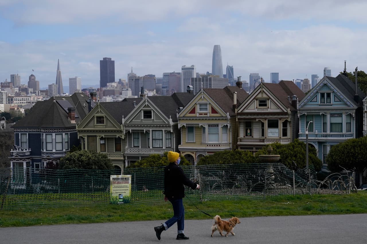 Pero si aún estás en el mercado y te interesa comprar una casa victoriana con el mismo nivel de historia y popularidad, dos de las llamadas 'Painted Ladies' o "Damas Pintadas" de San Francisco se pusieron recientemente en venta. Estas siete viviendas contiguas, ubicadas sobre la calle Steiner frente a Alamo Square, también aparecen en la introducción de la popular serie 'Full House'.