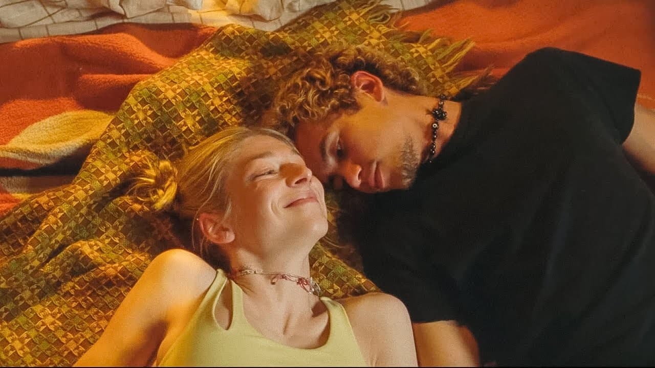 <b>Elliot</b>
<br>Cassie no fue la única que traicionó a una amiga, pues Elliot no se quedó atrás. A poco tiempo de conocer a Jules comienza a coquetear con ella y terminan besándose.