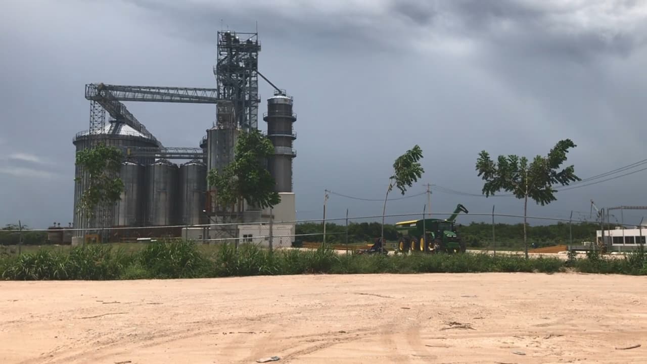 La imagen muestra una de las entradas de Enerall en el rancho Santa Cruz. La compañía fue fundada en 2007 por Alfonso Romo, el actual jefe de la Oficina de la Presidencia de México. Esta empresa procura convertir en fértiles suelos improductivos por ser pedregosos. El objetivo es acelerar el ciclo de la naturaleza dos siglos.
<br>