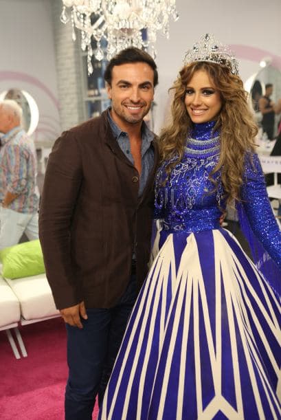 En la gran noche, estuvo acompañada de su novio, el actor de la serie Demente Criminal Gabriel Valenzuela, quien le entregó unas hermosas flores.