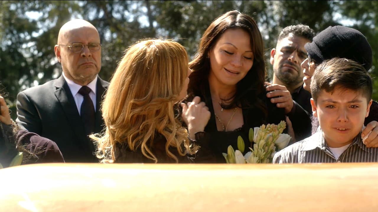 En Su nombre era Dolores, Jenni Rivera vivió un doloroso momento por el fallecimiento de su ex esposo Juan, su familia la reconfortó y apoyó.