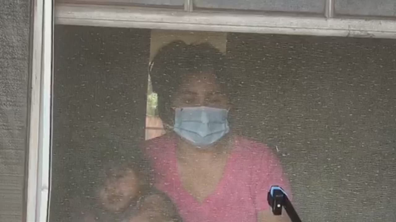 Comunidad de San Antonio dona comida a familia contagiada con coronavirus y que solo tenía frijoles en la nevera