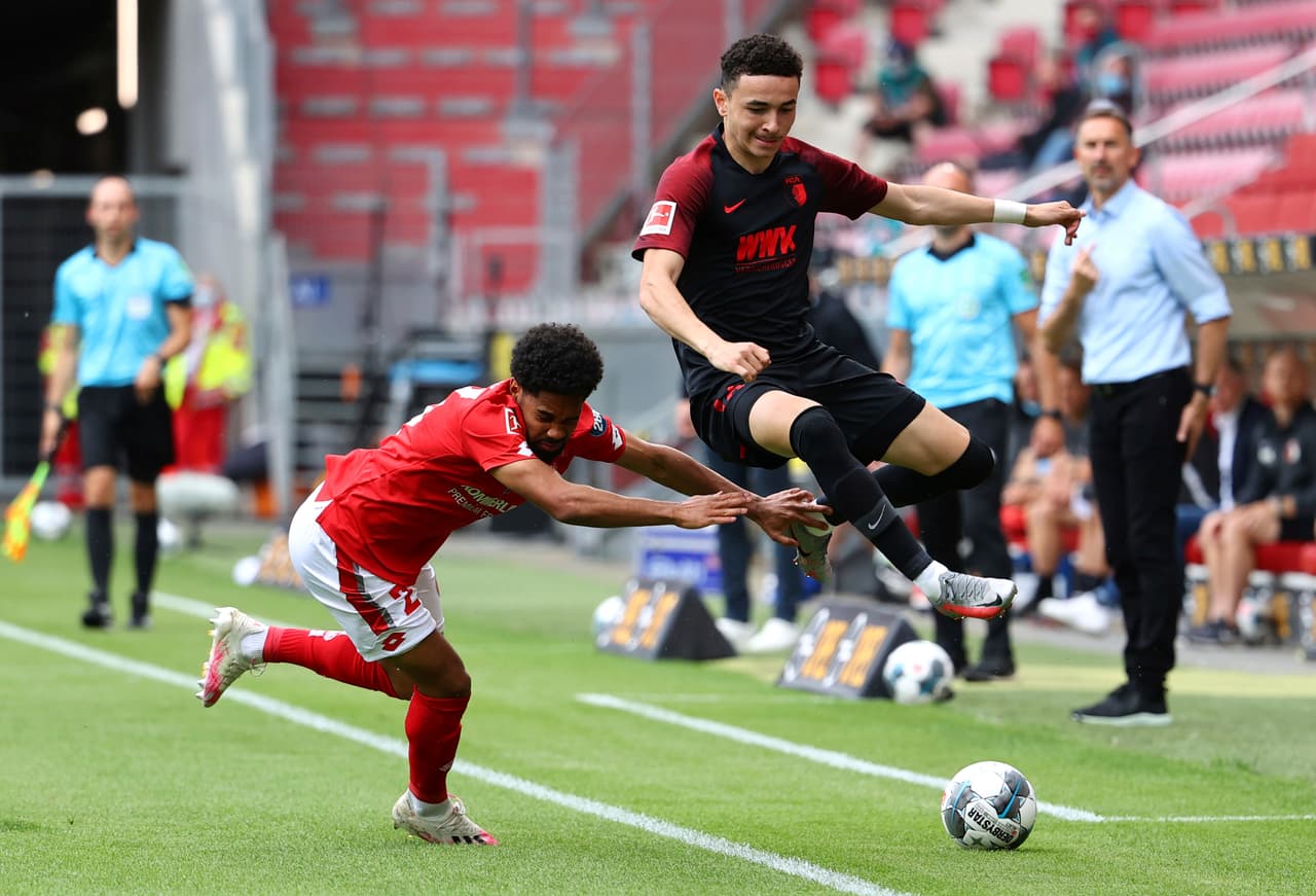 Phillipp Mwene y Ruben Vargas luchan por la pelota en unos de los costados de la cancha.