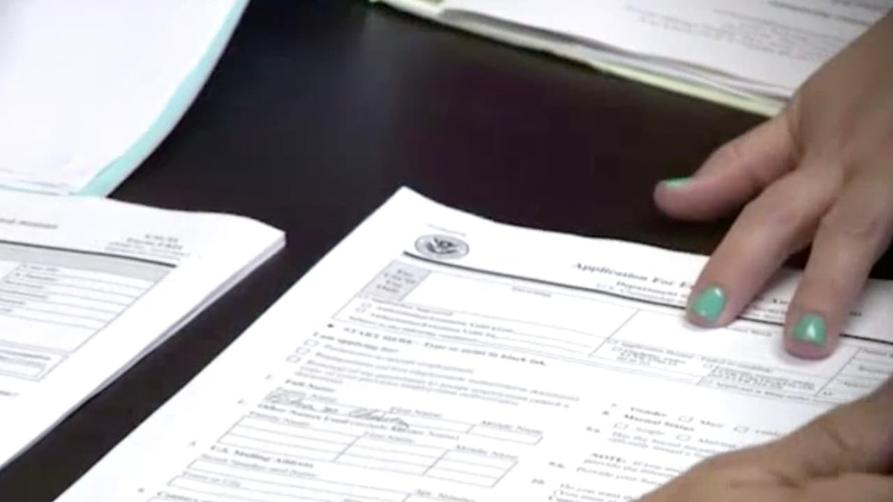 “La barra de apelaciones de inmigración te asigna a ti la responsabilidad de escoger a un abogado y si el abogado daña el caso o pasa alguna cosa, la corte de apelaciones te echa la culpa a ti porque no hiciste tu investigación apropiada, no preguntaste por sus referencias y no te preparaste bien”, dijo Raed González, abogado de inmigración.