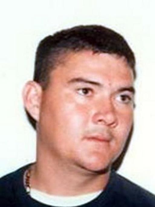 Álvaro Chávez es buscado por distribución de cocaína. Se cree que Chávez es miembro de la pandilla Almighty Latin King Nation y que tiene conexiones en Aurora, Illinois así como en Jalisco y Guadalajara, México. Chávez recibió cargos por posesión de droga con intento de distribuirla, pero se dio a la fuga.