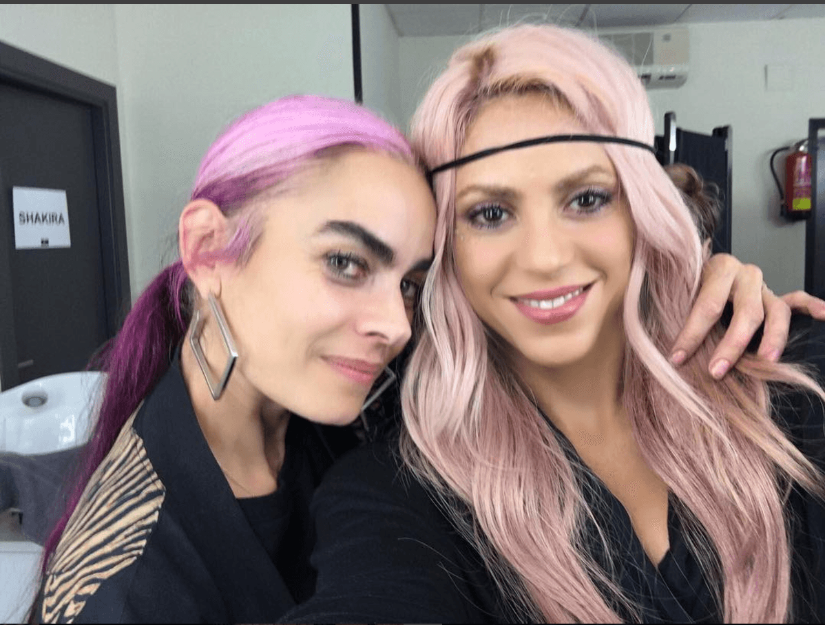 Shakira publicó esta foto en su cuenta de Instagram al lado de su estilista. Aunque la cantante fue vista poco tiempo después de la foto (
<a href="http://www.univision.com/entretenimiento/gerard-pique-le-grito-y-empujo-a-una-paparazzi-en-barcelona-para-proteger-a-shakir-nueve-horas-despues-se-deja-fotografiar-con-tranquilidad-en-miami">en el aeropuerto con su esposo Piqué</a>) con el pelo rubio, este tono rosa es parte de su look en el video de
<a href="http://www.univision.com/entretenimiento/chantaje-de-shakira-y-maluma-ya-es-uno-mas-de-los-videos-virales-del-millonario-gianluca-vacchi">su nuevo sencillo 'Chantaje'</a>.
