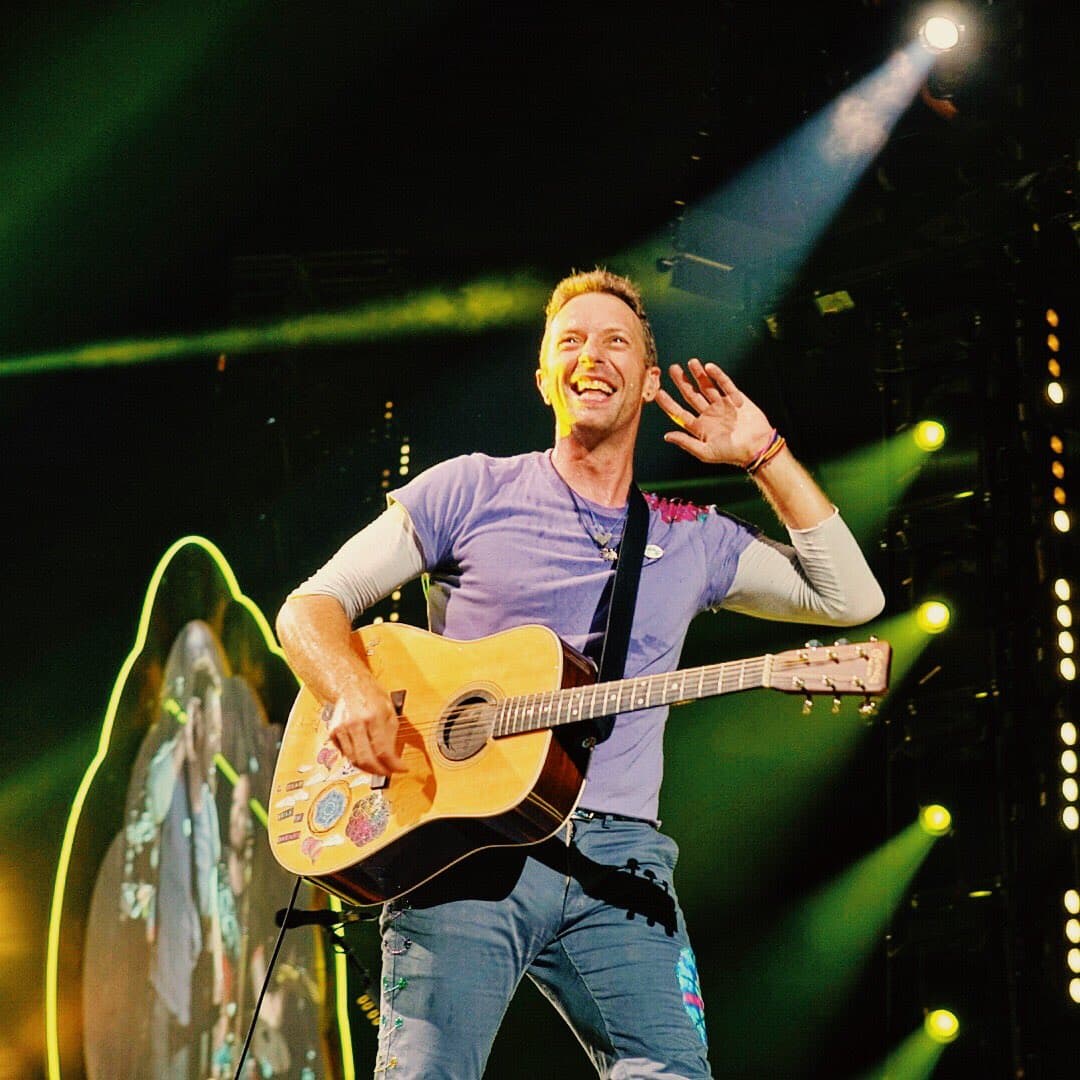 Asimismo, la banda británica Coldplay también se unió a 'Estamos Unidos Mexicanos' realizando una transmisión directa desde su concierto en San Diego, California hasta la Plaza de la Constitución en el Centro Histórico de la Ciudad de México.