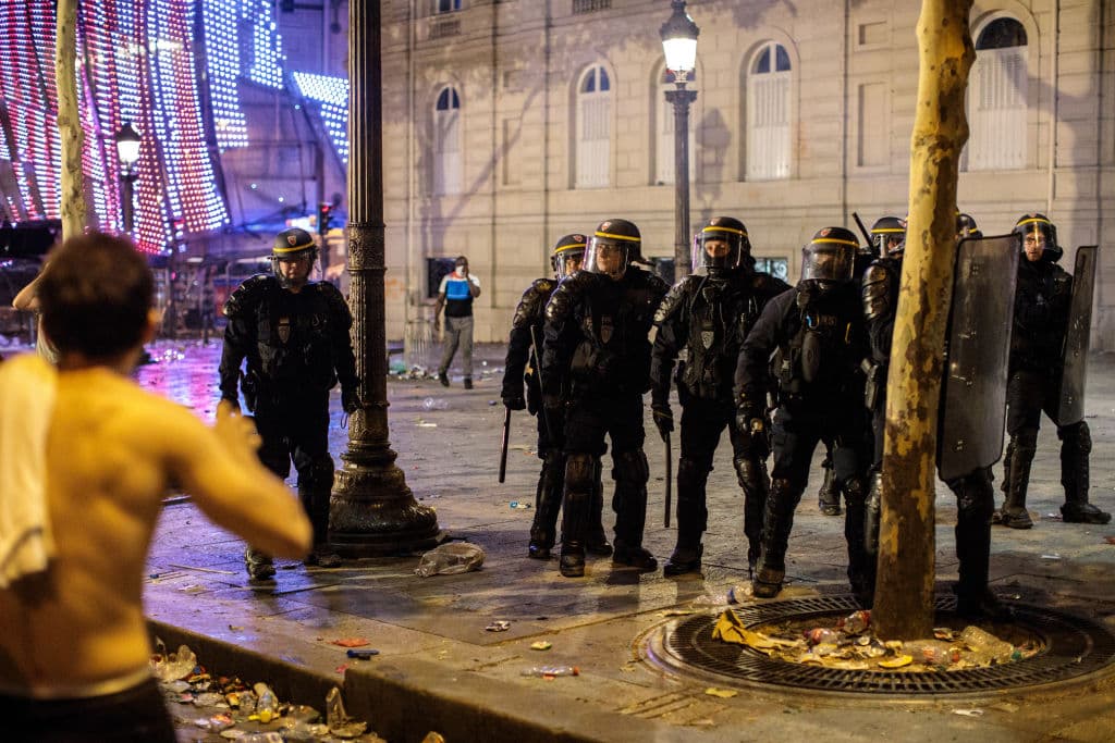 La madrugada en París fue escenario de enfrentamientos entre la Policía y cientos de personas tras la celebración del título de Francia en el Mundial de Rusia 2018.