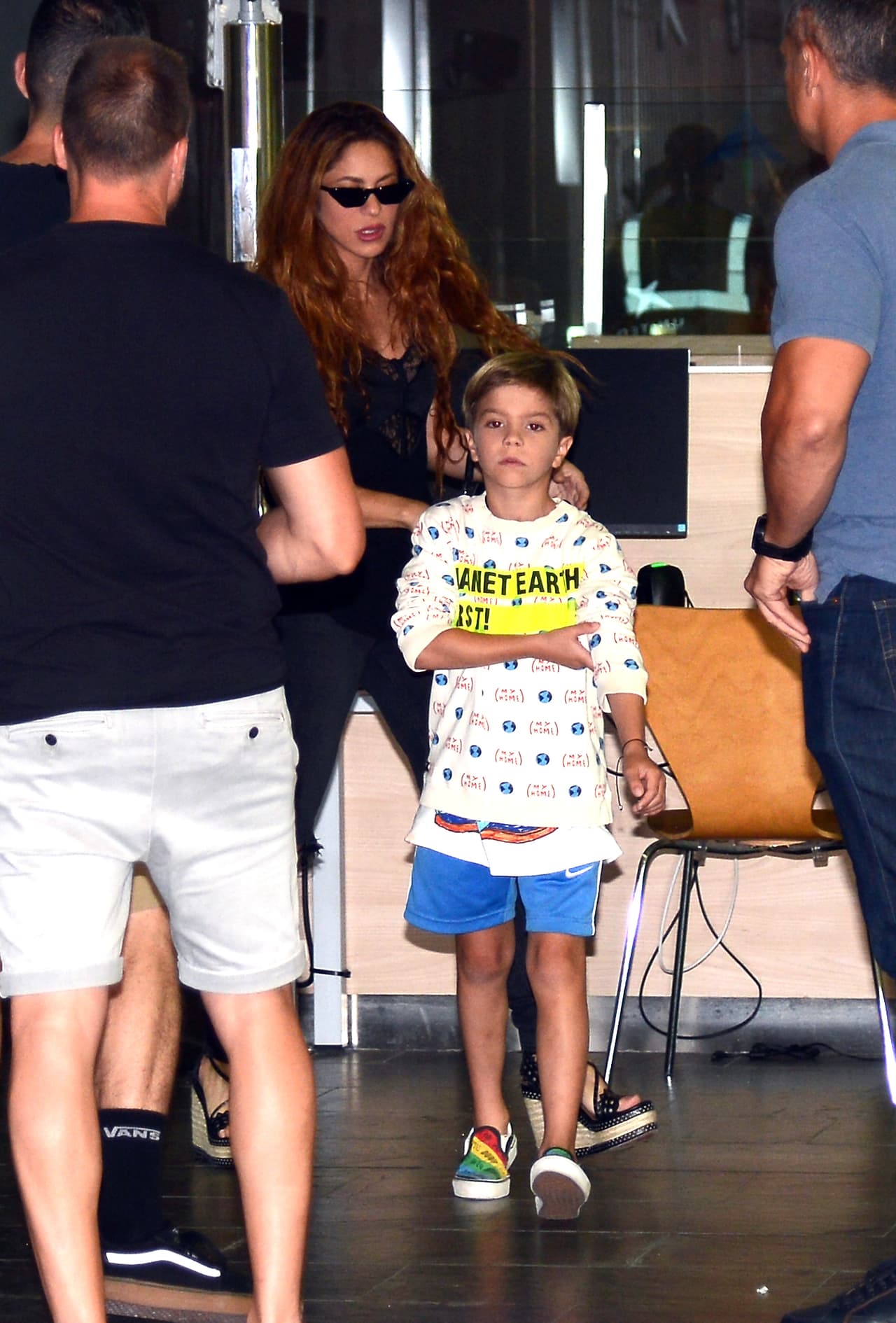 La intérprete de 'Te felicito' saludó a la prensa y respondió estar "muy bien", reportó la agencia The Grosby Group. Sin decir más caminó rodeada de su equipo de seguridad junto a sus hijos a la salida del aeropuerto.