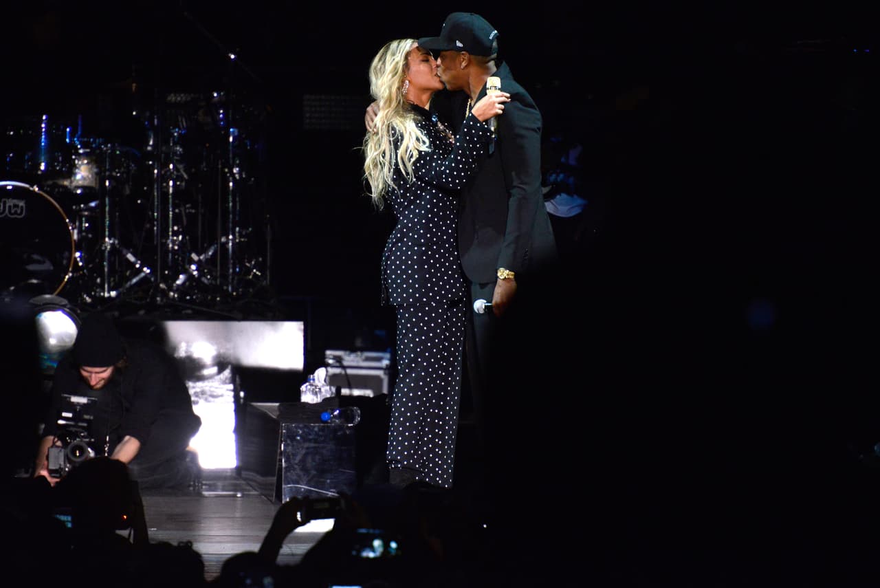 Beyoncé y Jay Z se dieron un beso en el escenario. Love Trumps Hate.