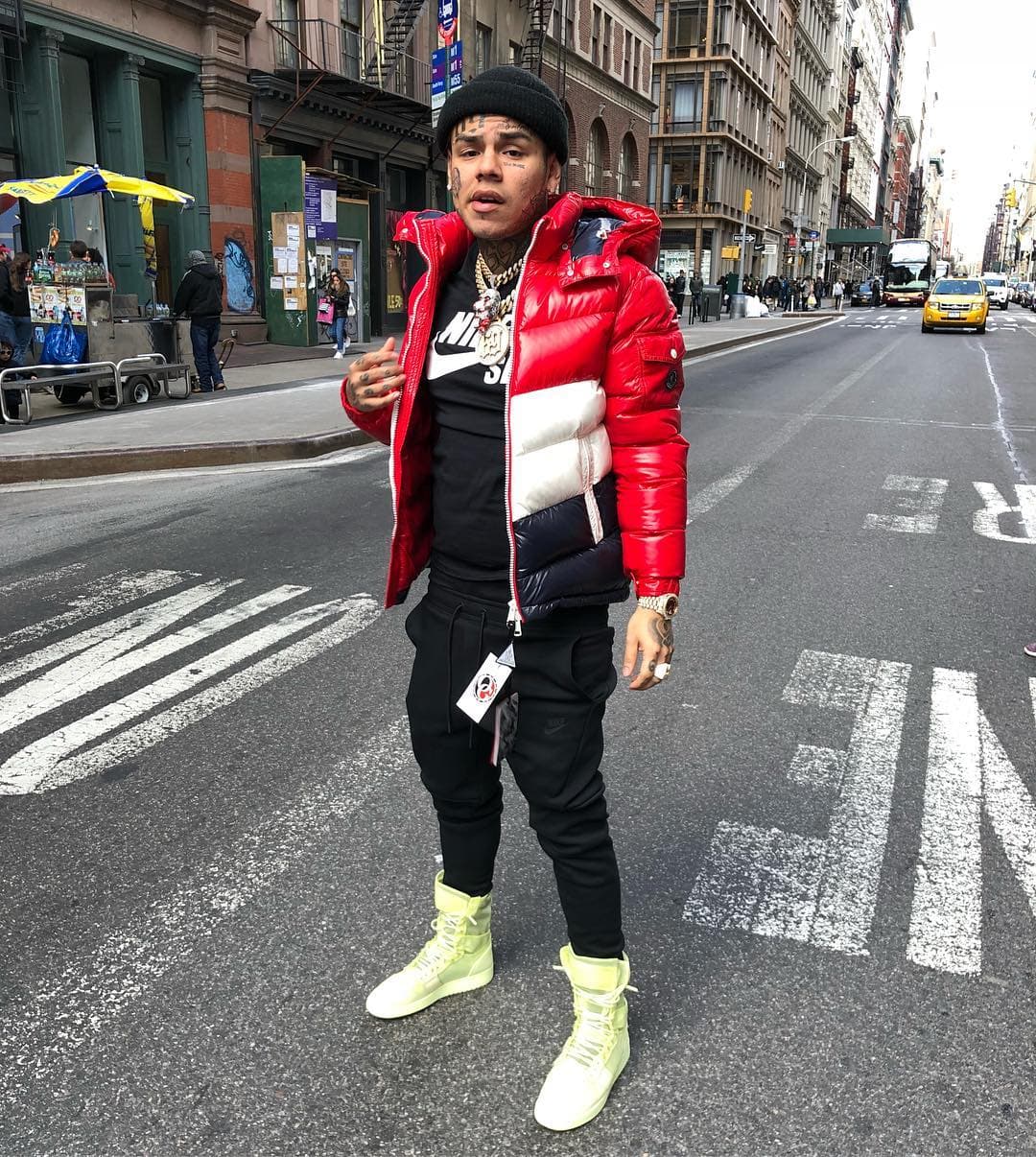 Y ante la posibilidad de colaborar juntos nuevamente, Anuel AA comentó: "No sé. ¿Has visto los periódicos? Salió en los periódicos. Hay noticias diciendo que eso (que Tekashi salga de prisión) nunca pasará".