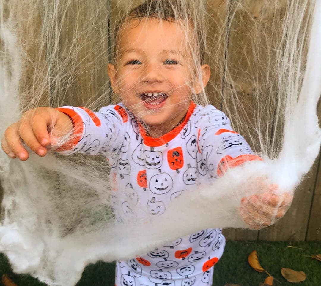Entre calabazas sonrientes y telerañas, Liam gozó su primer Halloween en la escuela.