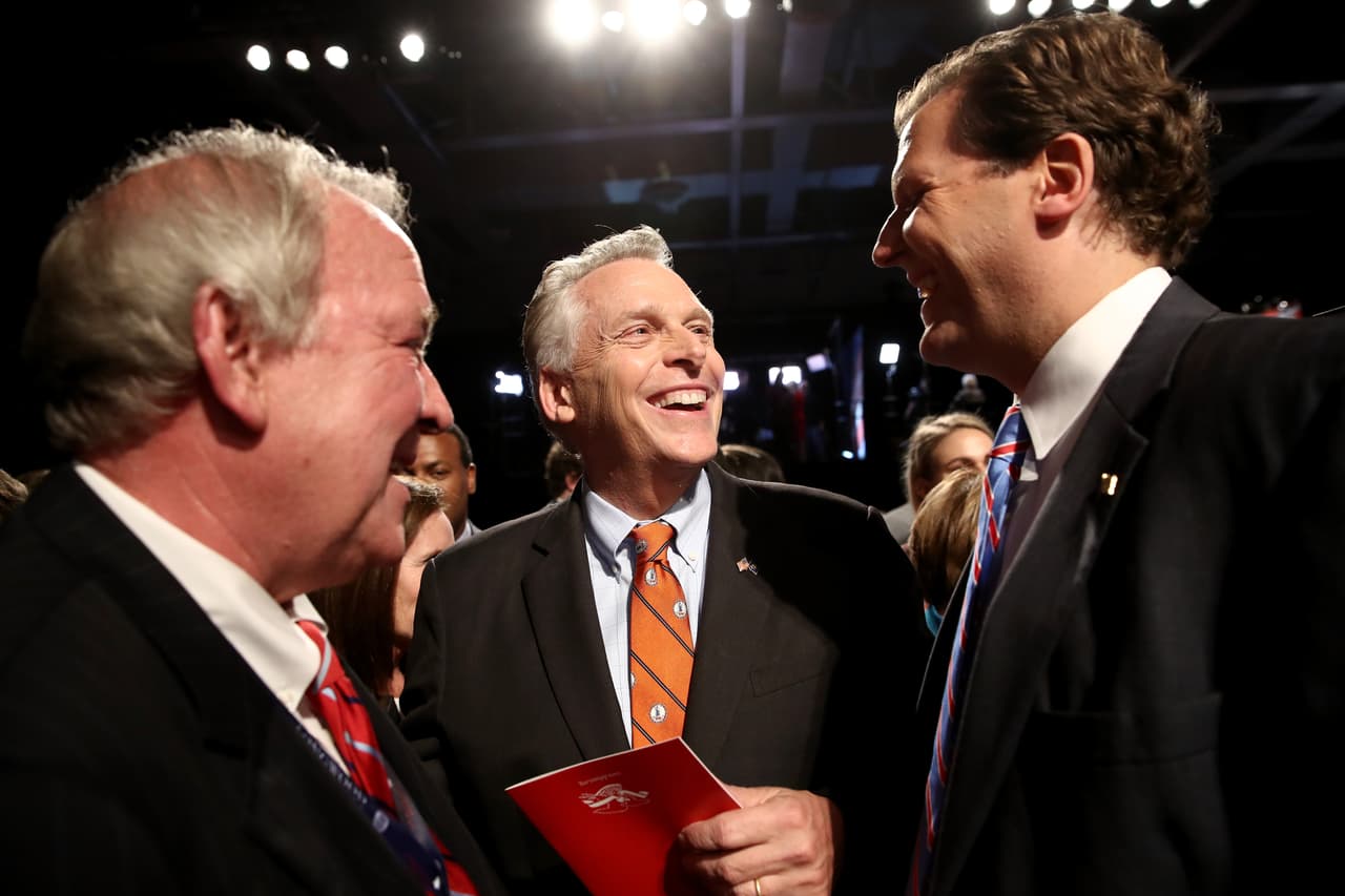 El secretario de prensa de la Casa Blanca, Mike McCurry, el gobernador de Virginia, Terry McAuliffe y el residente de la universidad de Longwood, W Taylor Reveley IV, conversan antes del cominenzo de la contienda de esta noche.