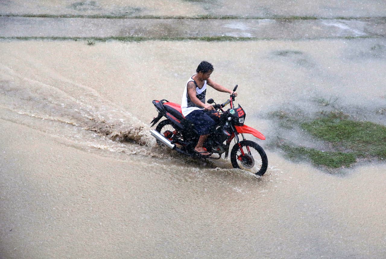 Mangkhut pasará por el extremo norte de Filipinas durante el sábado con vientos de más de 165 millas por hora que ha mantenido desde que afectó a Micronesia, un grupo de islas en el Pacífico a más de 2,500 millas de Filipinas.