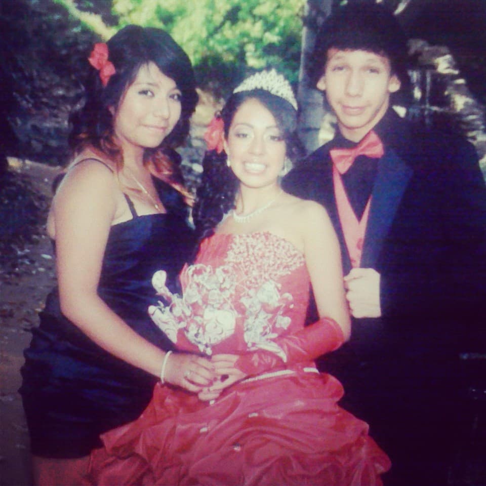 Su amiga Sylvia López (izquierda) dijo a Univision Noticias en Los Angeles que Carlos fue el hermano que nunca tuvo. López compartió que el día de la quinceañera de una amiga (joven en el medio)
<br>Carlos le hizo una promesa muy especial. “Ese día él me prometió que estaría a mi lado en las buenas y en las malas. Que siempre sería mi hermano y que me querría por siempre”.