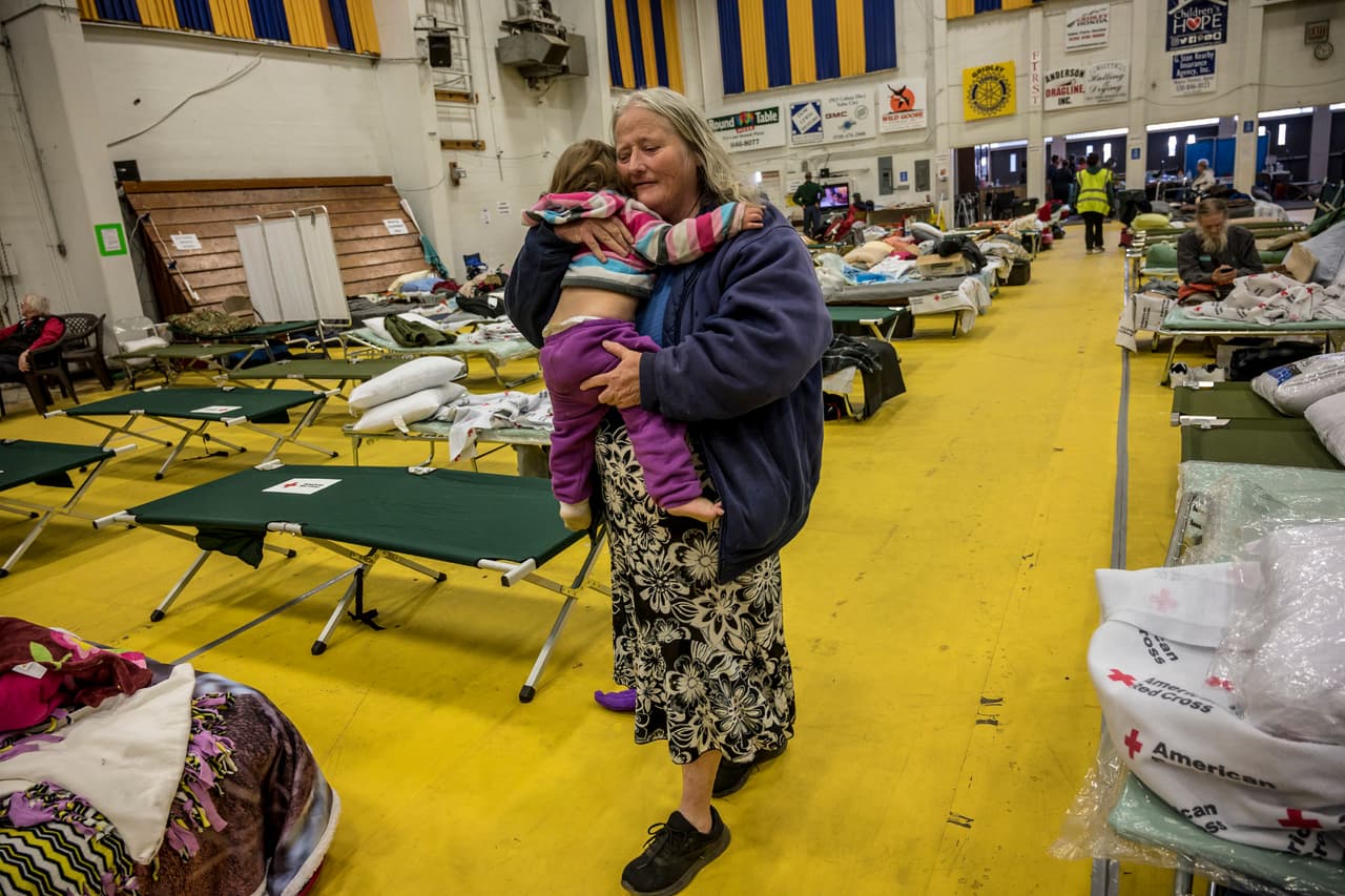 "Observé cómo se quemaba la casa mientras nos alejábamos”, dijo Dawn Heaton, de 51 años, al diario
<i>The Sacramento Bee</i>.
<a href="https://www.univision.com/sacramento/kuvs/noticias/incendios/sube-a-77-la-cifra-de-muertos-por-los-incendios-en-california-y-cientos-continuan-desaparecidos">Las autoridades tocaron su puerta y le advirtieron que tenían 15 minutos para evacuar</a> su casa de Paradise si quería salvarse. Está en un refugio instalado en la Cruz Roja de Gridley, California.