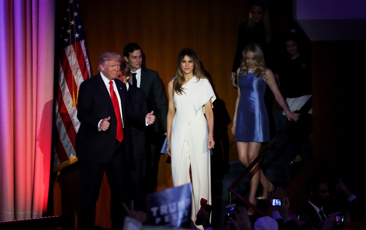 Melania copia los pantalones de Clinton y el blanco de las sufragistas para celebrar el triunfo de Trump