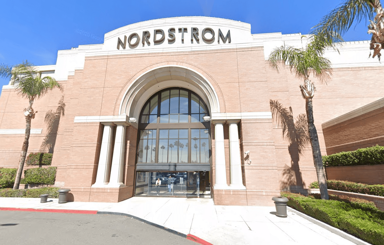Nordstrom Riverside: Localizado en el número 3601 The Galleria at Tyler.