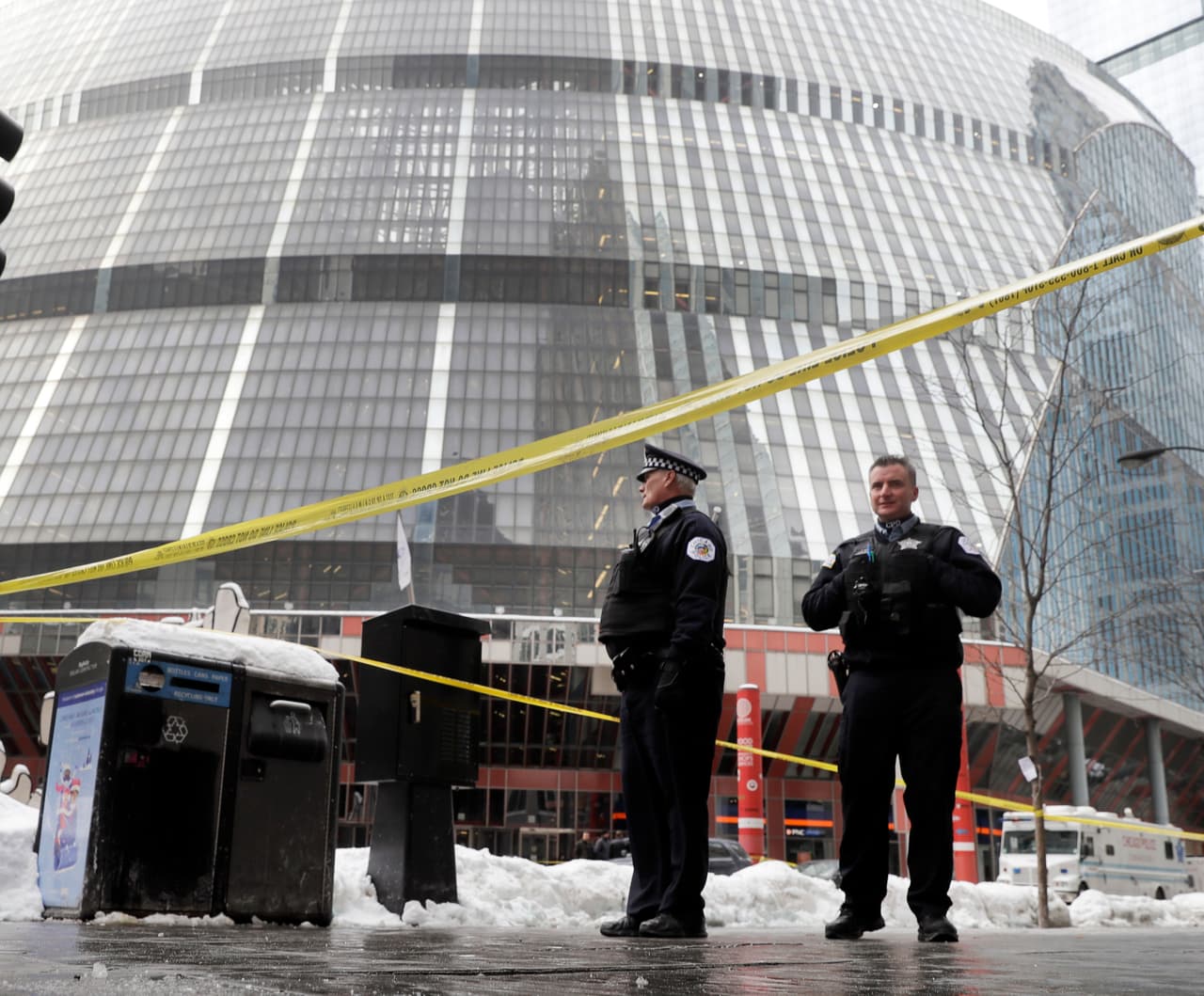 Una fuerte presencia policial se registró este martes en el Thompson Center de Chicago, en pleno centro de la Ciudad de los Vientos, tras registrarse un tiroteo en el que perdió la vida el comandante del distrito 18, Paul Bauer.