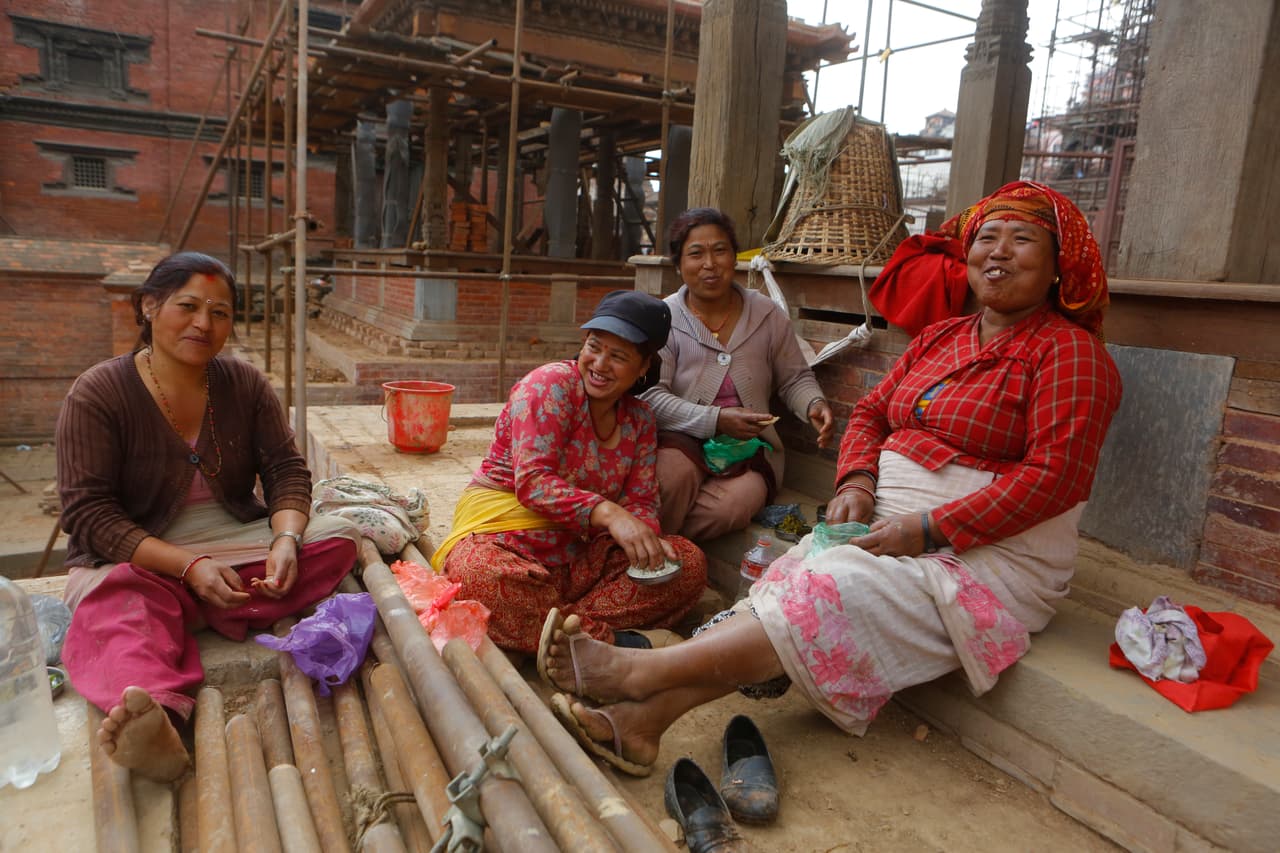<b>Nepal. </b>Un grupo de trabajadoras de la construcción toma un descanso y posan para una fotografía para conmemorar en Día Internacional de la Mujer en la plaza Patan Durban de Katmandú, capital del país.