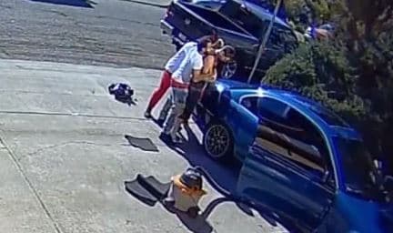 Robo a punta de pistola: hombre lavando vehículo afuera de su casa es atacado a plena luz del día