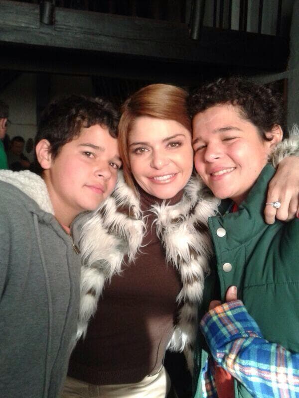 Eduardo y Roberto han demostrado estar felices por las profesiones de sus famosos padres, aunque prefieren mantenerse al margen de las cámaras de televisión. ¿Será que pronto los podamos ver en alguna telenovela junto a sus talentosos padres?