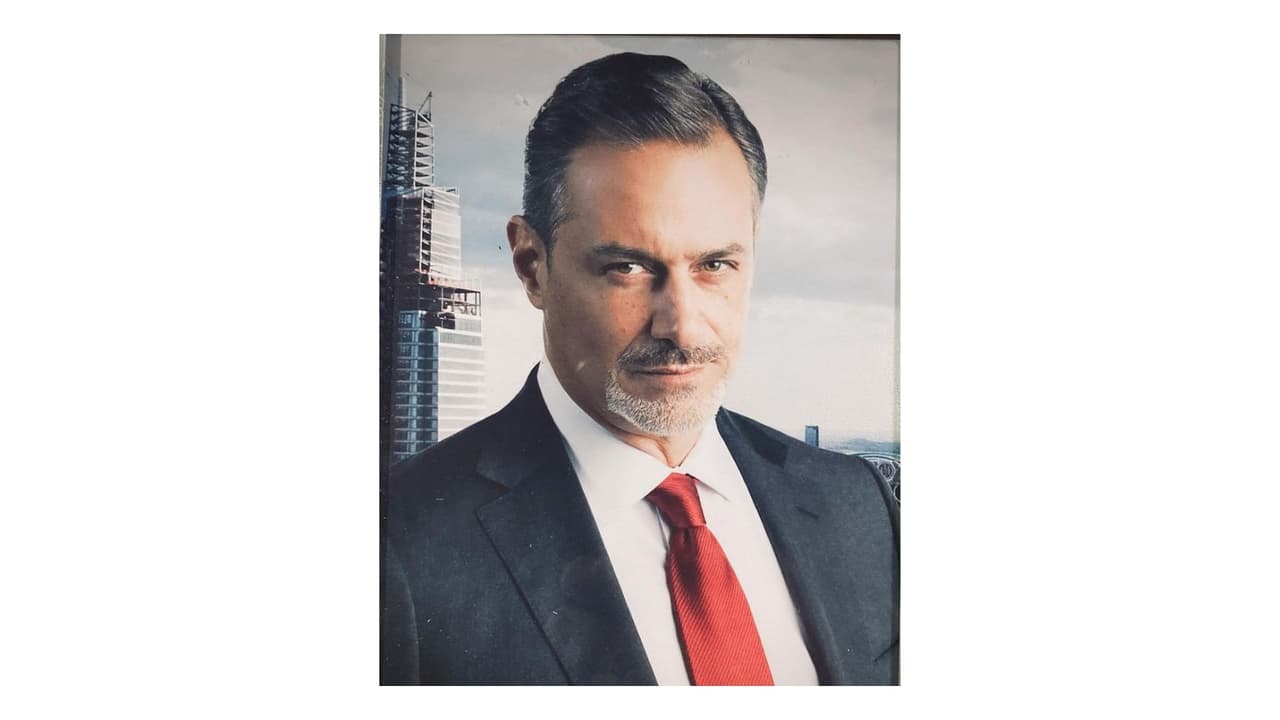 Omar Germenos es 'Carlos Poza' en La historia de Juana.