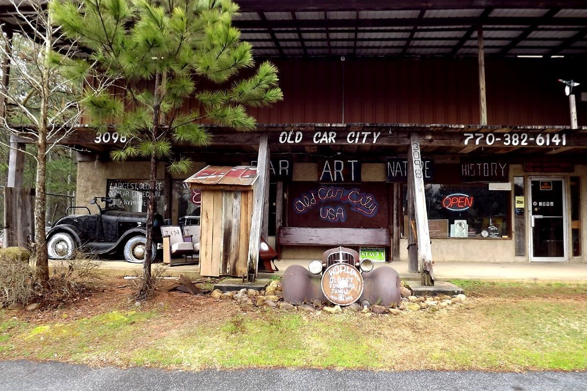 Old Car City comenzó como una pequeña tienda general en 1931 y todavía es de propiedad y operación familiar, según su
<b><a href="https://www.oldcarcityusa.com/">sitio web</a></b>.