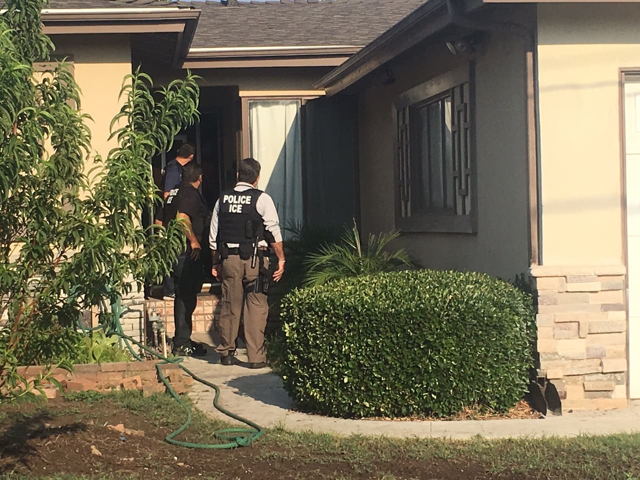 Uno de los agentes de ICE tocó la puerta y exclamó “¡Policía!”, a pesar de que funcionarios locales han criticado esa práctica.