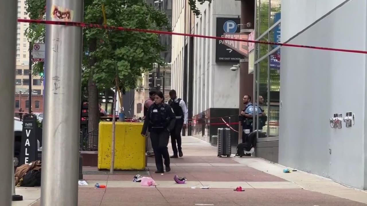 Dos hombres fueron apuñalados tras una presunta agresión sexual en el centro de Chicago