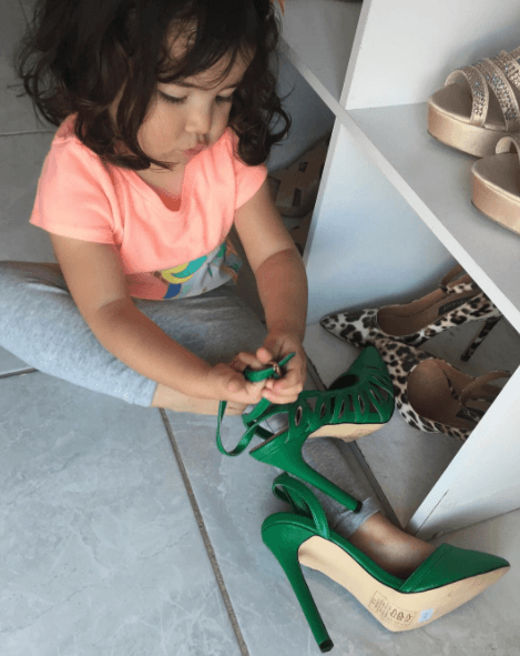 Muy concentrada... Giulietta probándose zapatillas en la boutique de su abuelita.