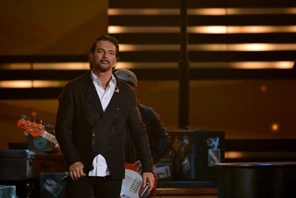 Al terminar su número musical, Ricardo Arjona se quedó en el escenario.