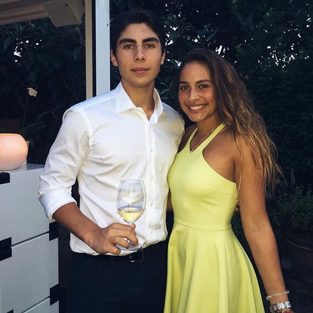 En su cuenta de Instagram comparte todo tipo de fotos. Aquí posando con su hermano.